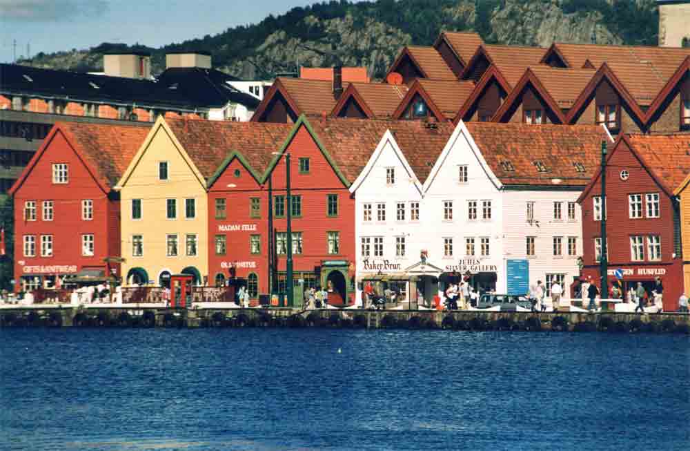 Noruega 025 - Bergen - muelle de Bryggen - 2001.jpg